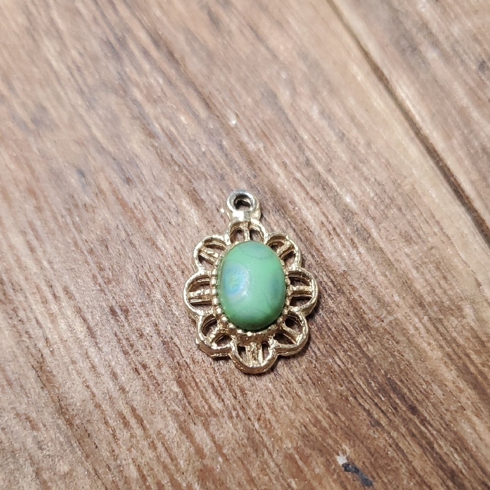 P277 Green Melt Cabochon Vanity Pendant Vintage